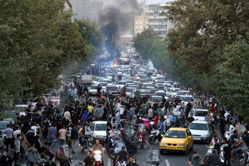 Demonstrierende protestieren in der Innenstadt von Teheran mit Parolen gegen den Tod der 22-jährigen Iranerin Mahsa Amini.