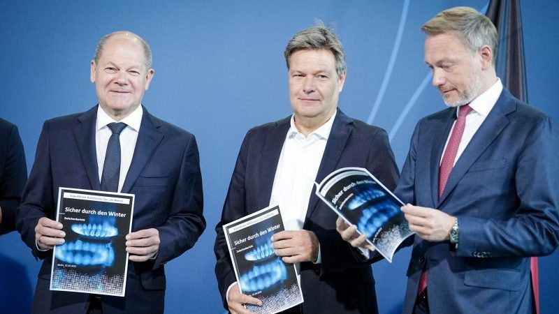 Bundeskanzler Olaf Scholz (l.), Wirtschaftsminister Robert Habeck (M.)  und Christian Lindner (FDP), Bundesminister der Finanzen, mit dem  Bericht der unabhängigen Kommission für Erdgas und Wärme.