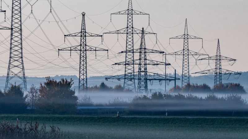 Teurer Strom: Infolge der Energiekrise kommen viele Unternehmen in Zahlungsverzug.