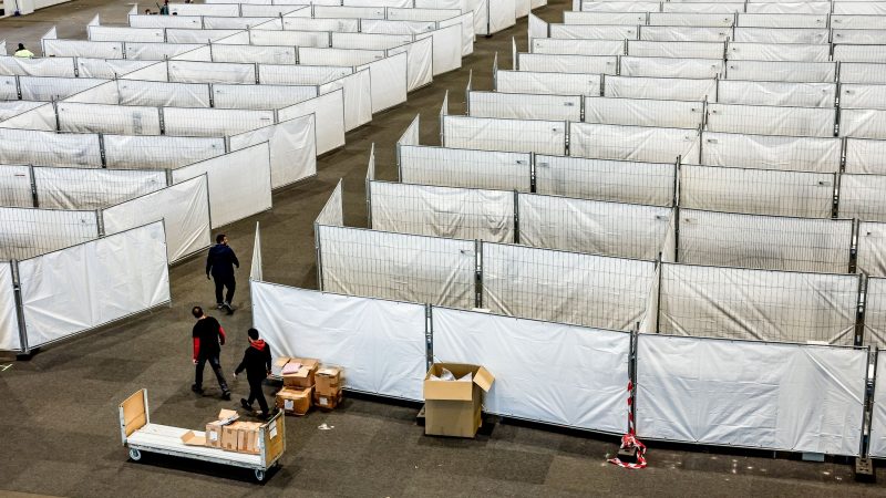 Arbeiter bereiten eine Messehalle in Hamburg für die Unterbringung von Menschen aus der Ukraine vor. Dort sollen kurzfristig rund 400 Vertriebene Schutz finden.