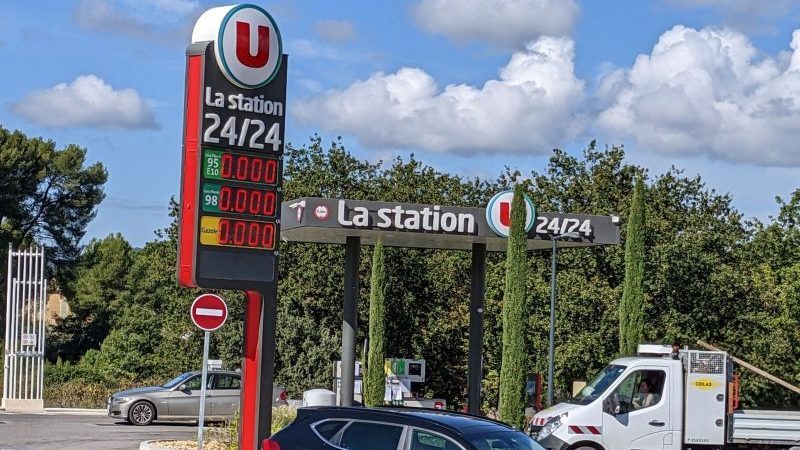 Nachdem Autofahrer in Frankreich aufgrund des Streiks an den Tankstellen oft erfolglos gewartet haben, hat sich nun die Regierung eingeschaltet.