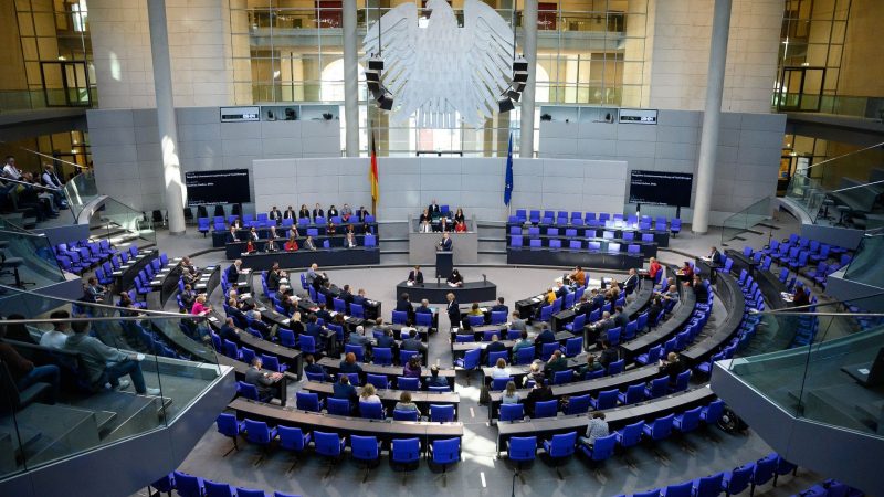 Kritik aus der Opposition prägte die Bundestagsdebatte zum sogenannten Abwehrschirm der Ampel-Koalition.