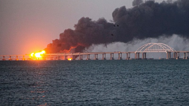 Die Krim-Brücke wurde bei einer Explosion schwer beschädigt.
