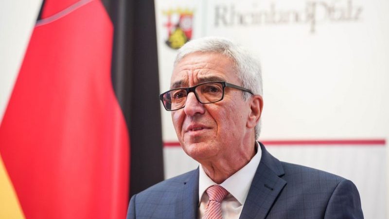 Der rheinland-pfälzische Innenminister Roger Lewentz gibt seinen Rücktritt bekannt.