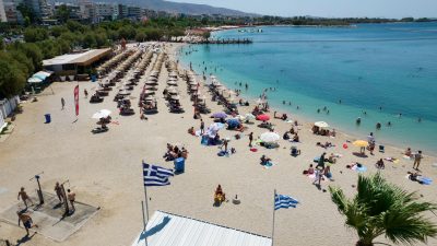 Strandurlaub im Vorort Alimos in Nähe der griechischen Hauptstadt Athen.