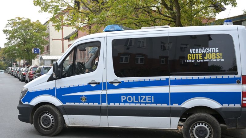 Ein Polizeiauto verlässt das Grundstück der Ballermann-Sängerin Melanie Müller. Die Polizei hatte das Wohnhaus von Müller durchsucht.