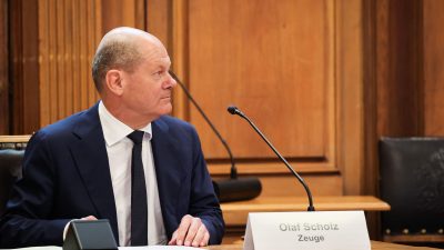 Bundeskanzler Olaf Scholz (SPD) sitzt auf seinem Platz auf der Senatsbank vor Beginn einer Sitzung des Parlamentarischen Untersuchungsausschusses «Cum-Ex».