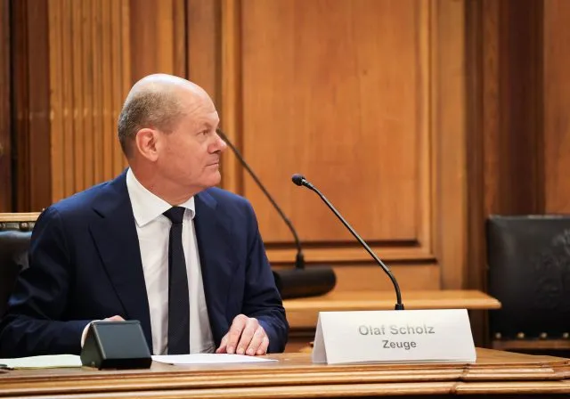Bundeskanzler Olaf Scholz (SPD) sitzt auf seinem Platz auf der Senatsbank vor Beginn einer Sitzung des Parlamentarischen Untersuchungsausschusses «Cum-Ex».