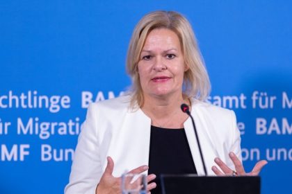Innenministerin distanziert sich von Fußball-WM in Katar