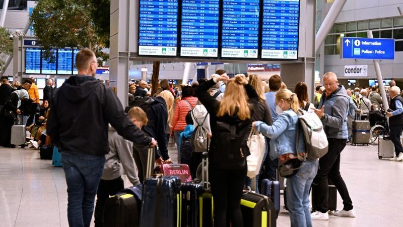 Schon am frühen Montagmorgen stehen Reisende am Flughafen Düsseldorf Schlange.