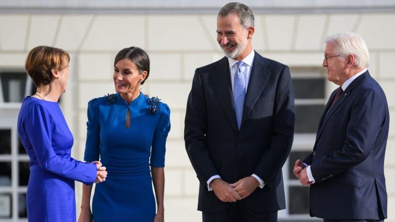 Bundespräsident Frank-Walter Steinmeier (r) und seine Frau Elke Büdenbender (l) begrüßen König Felipe und Königin Letizia vor dem Schloss Bellevue.