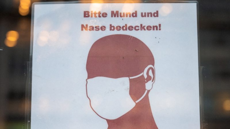 Ein Schild weist in Hamburg auf das Tragen einer Maske hin.
