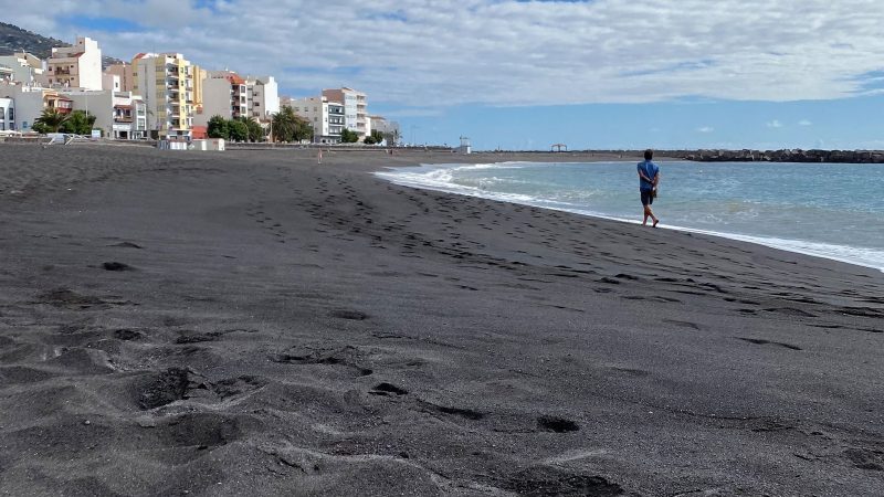 Wie alle Strände auf La Palma ist der Sand auch vor Santa Cruz de la Palma pechschwarz, von Wind und Wellen zerriebenes Vulkangestein.