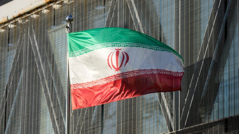 Die iranische Nationalflagge vor der iranischen Botschaft in Seoul. Weltweit sorgen sich Menschen um die iranische Klettermeisterin Elnas Rekabi.