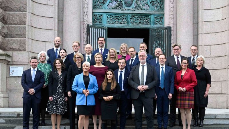 Ulf Kristersson (M, 2. Reihe), neuer Ministerpräsident von Schweden, steht mit den Mitgliedern seiner Regierung für ein Familienfoto vor dem Parlament. Nach acht Jahren unter sozialdemokratischer Führung rückt Schweden nach rechts.