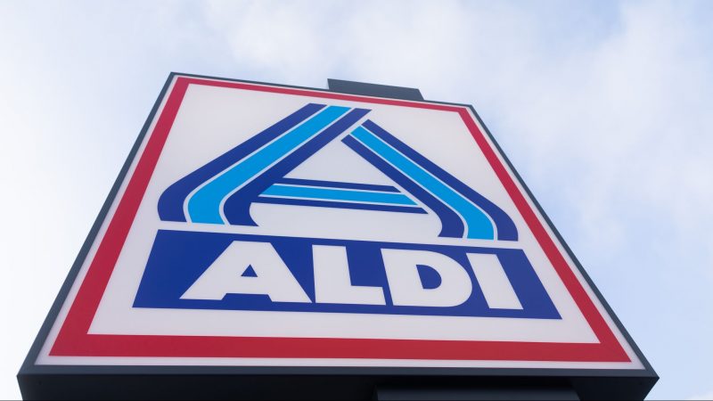 Blick auf ein Firmen-Logo am «neuen ältesten Aldi Markt» in Essen.