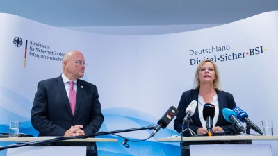 Bundesinnenministererin Nancy Faeser (SPD) und Arne Schönbohm, inzwischen freigestellter Präsident des BSI.