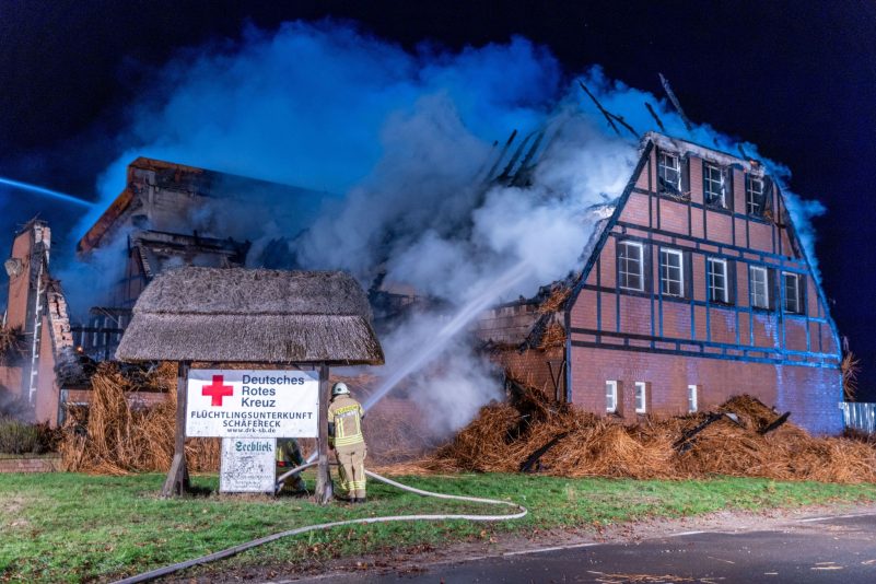 Brandstiftung? Feuerwehrleute löschen den Brand in einem mecklenburgischen Hotel, in dem Geflüchtete aus der Ukraine untergebracht waren.