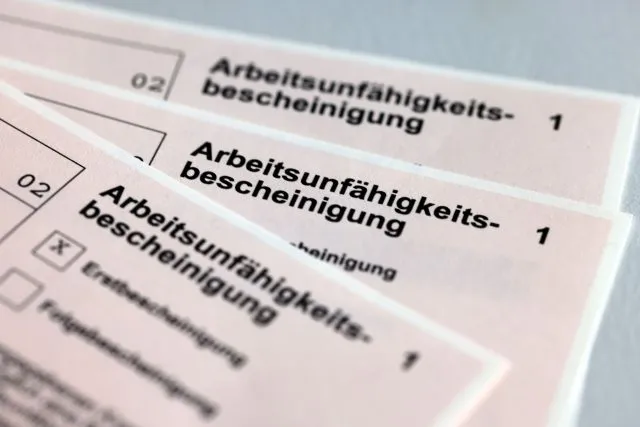 Bei den Krankschreibungen im Job hat sich in diesem Sommer nach einer Auswertung der Krankenkasse DAK-Gesundheit eine starke Erkältungswelle gezeigt.