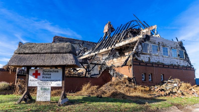 Die Reste des abgebrannten Hotelgebäudes in dem Geflüchtete aus der Ukraine untergebracht waren.