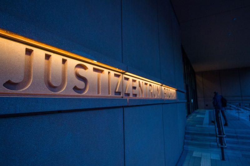 Der Eingangsbereich des neuen Justizzentrums Bochum, Sitz von Amts- Arbeits- und Landgericht sowie der Staatsanwaltschaft.