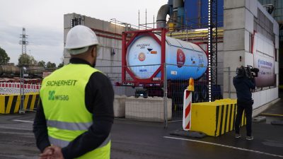 Ein Container mit einer Testlieferung mit Wasserstoff kommt in Hamburg an.