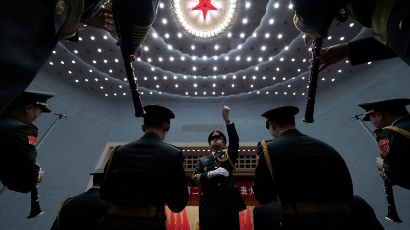 Der Kongress der Kommunistischen Partei hat auf dem Parteitag Xi Jinping den Weg für eine historische dritte Amtszeit geebnet. Zum Abschluss der Veranstaltung musizieren chinesische Soldaten.