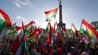Gegen Unterdrückung im Iran: Zehntausende demonstrieren in Berlin