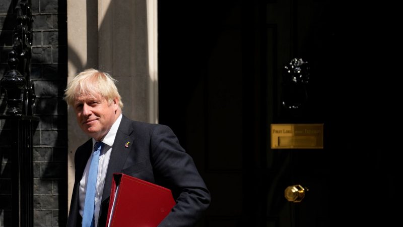 Ex-Premierminister Boris Johnson steigt aus dem Rennen um die Nachfolge seiner Nachfolgerin Liz Truss aus.