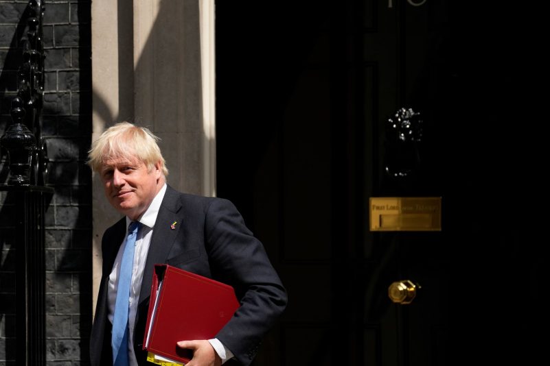 Ex-Premierminister Boris Johnson steigt aus dem Rennen um die Nachfolge seiner Nachfolgerin Liz Truss aus.