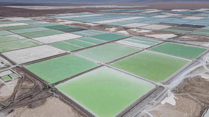 Für den Abbau von Lithium werden in der Atacama-Wüste in Chile riesige Solebecken angelegt.