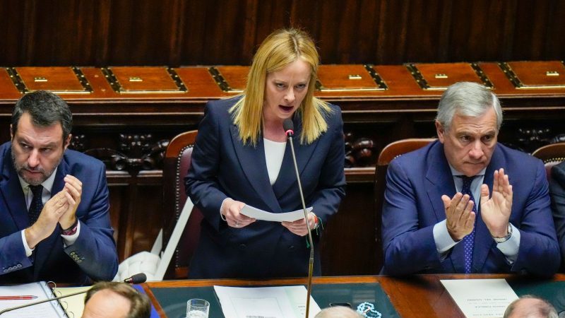 Italiens neue Ministerpräsidentin Giorgia Meloni (M) spricht sich bei ihrer ersten Regierungserklärung gegen die zivile Seenotrettung aus.