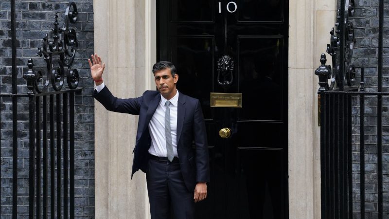 Großbritannien hat wieder einen neuen Regierungschef - zum dritten Mal in zwei Monaten. Rishi Sunak übernimmt von der glücklosen Liz Truss. Auf den Neuen in der Downing Street kommen erhebliche Herausforderungen zu.