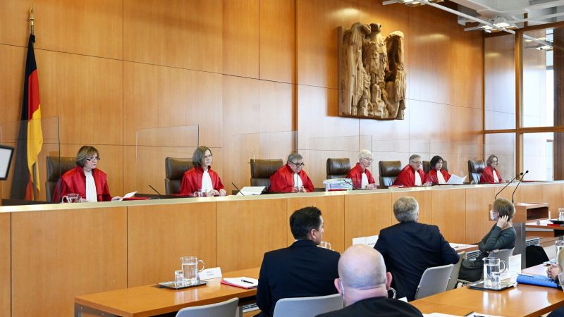 Der Zweite Senat des Bundesverfassungsgerichts eröffnet die mündliche Verhandlung über staatliche Fördergelder für die Desiderius-Erasmus-Stiftung.