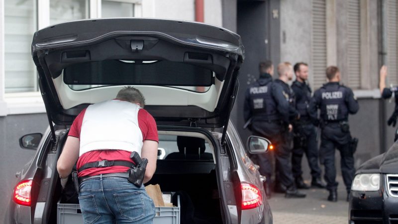 Polizisten bei einer Razzia im Clan-Milieu in Duisburg.