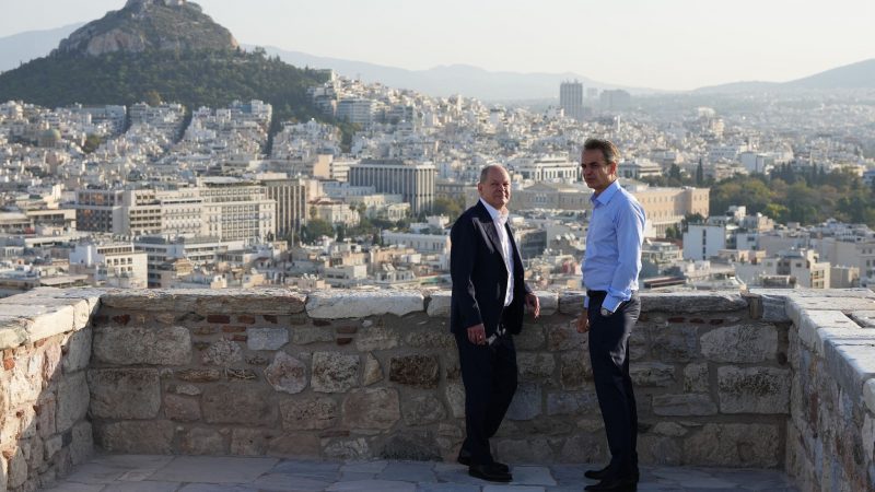Bundeskanzler Olaf Scholz (l) ist zu Besuch in Athen. Auf dem Aussichtspunkt der Akropolis unterhält er sich mit dem griechischen Ministerpräsident Kyriakos Mitsotakis.