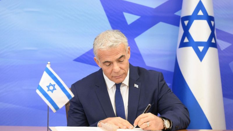 Yair Lapid, Premierminister von Israel, unterzeichnet das Seeabkommen zwischen Israel und Libanon.