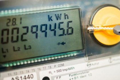 Ein Stromzähler in einem privaten Haushalt.Grundversorger von Strom oder Gas dürfen ab November beim Preis keinen Unterschied zwischen Bestands- und Neukunden machen.