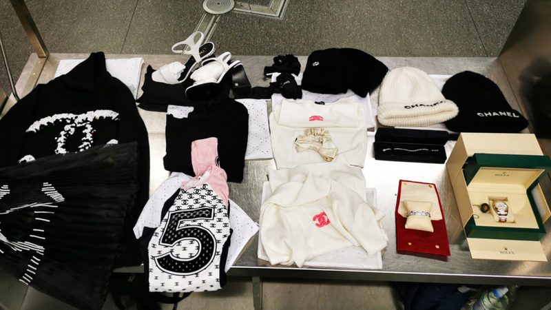 Luxuswaren liegen auf einem Tisch: Der Zoll am Düsseldorfer Flughafen hat bei einer Familie Schmuck, Kleidung und Uhren im Wert von mehr als 170.000 Euro beschlagnahmt.