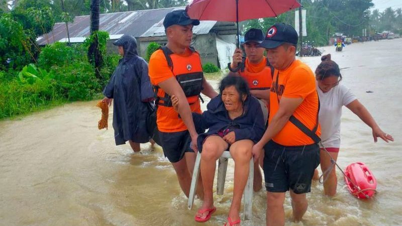 Rettungskräfte evakuieren Bewohner aus einem überschwemmten Gebiet auf den Philippinen.