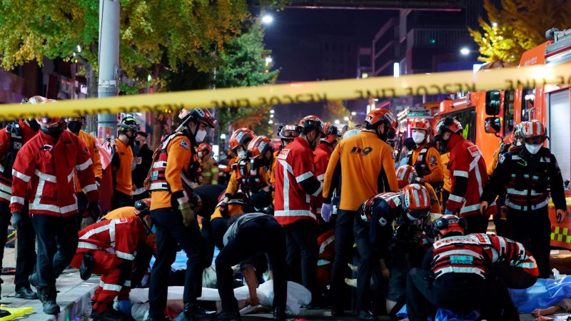 Rettungskräfte und Feuerwehrleute sind an der Unfallstelle in Seoul im Einsatz.
