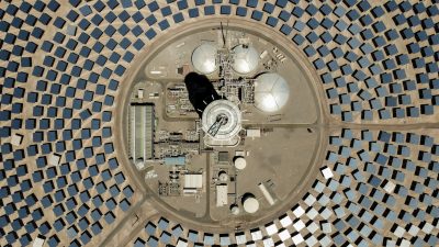 Aus der Vogelperspektive wirkt das Solarthermie-Kraftwerk Cerro Dominador in der Atacama-Wüste wie ein Kunstwerk. Das Kraftwerk steht an einem der trockensten Orte mit der höchsten Sonneneinstrahlung der Erde.