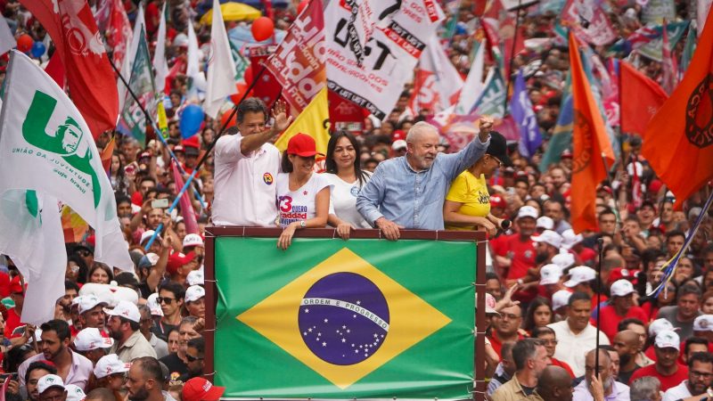 Der brasilianische Ex-Präsident (2003-2010) Luiz Inacio Lula da Silva winkt Anhängern auf Lulas letzter Wahlkampfkundgebung auf der Avenida Paulista in São Paulo zu. Die Wahlen in Brasilien rücken näher.
