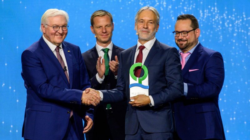 Umweltpreis: Bundespräsident Frank-Walter Steinmeier (l), gratuliert dem Gewinnern des Deutschen Umweltpreises 2022.