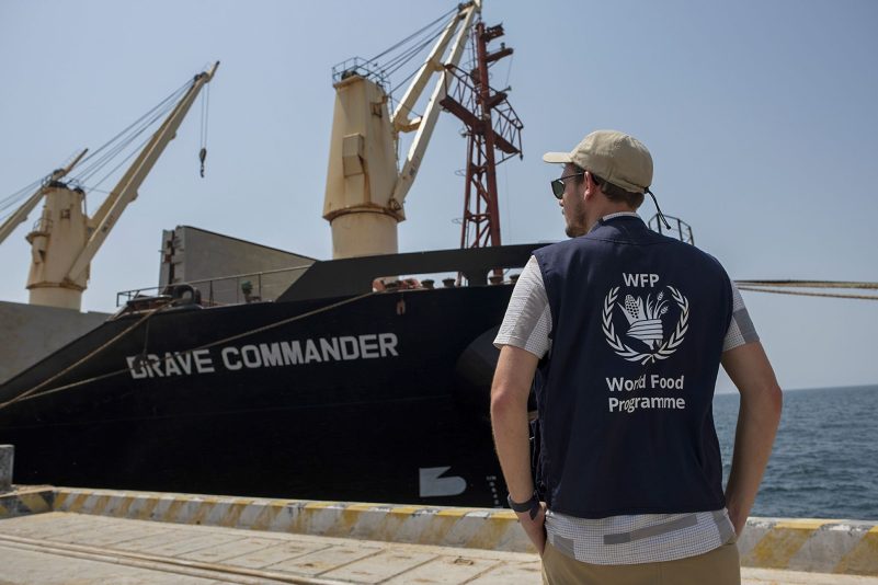Ein Mitarbeiter des Welternährungsprogramms (WFP) steht auf dem Dock neben dem Massengutfrachter Brave Commander, nachdem dieser im Hafen von Dschibuti angekommen ist.