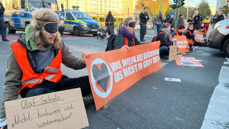 Aktivisten wie hier am Frankfurter Tor in Berlin kleben sich immer wieder aus Protest gegen die Klimapolitik auf der Straße fest, um den Verkehrsfluss zu stören.