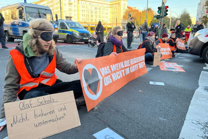 Aktivisten wie hier am Frankfurter Tor in Berlin kleben sich immer wieder aus Protest gegen die Klimapolitik auf der Straße fest, um den Verkehrsfluss zu stören.