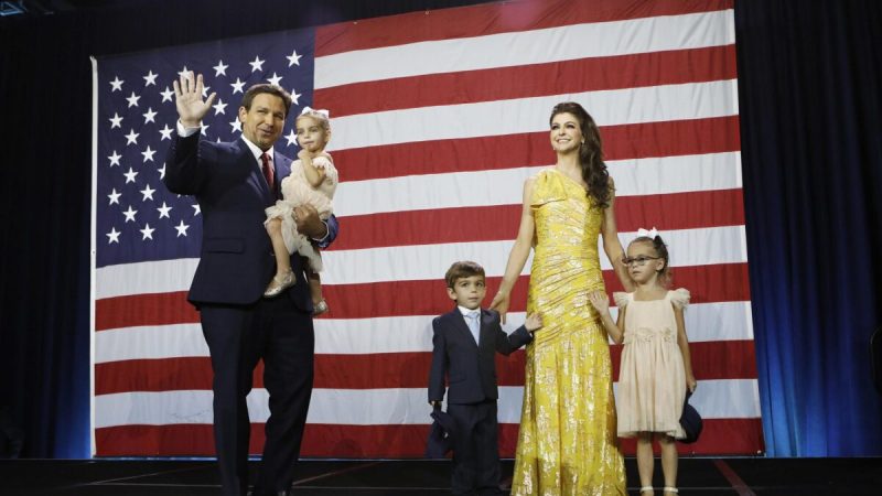 Floridas Gouverneur Ron DeSantis, seine Frau Casey DeSantis und ihre Kinder betreten die Bühne, um den Sieg über den demokratischen Gouverneurskandidaten Charlie Crist während einer Wahlparty im Tampa, Florida