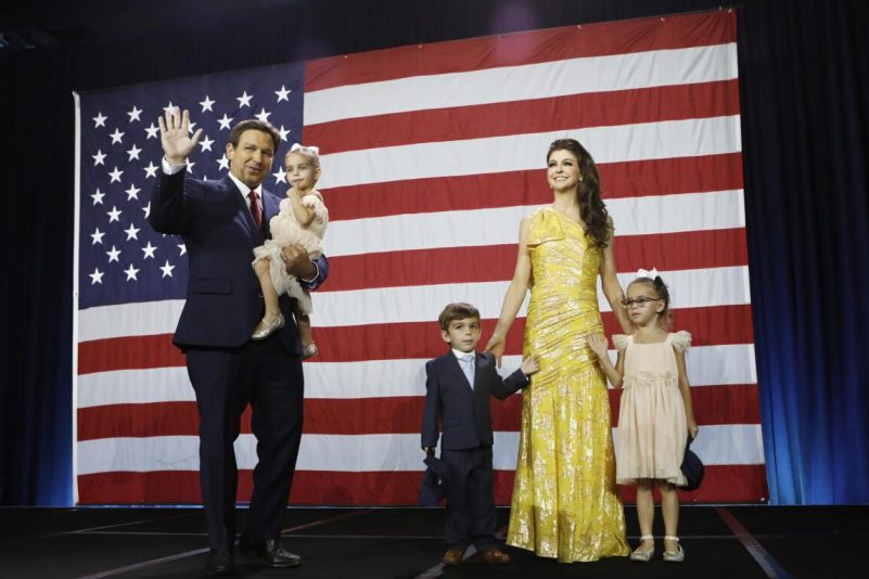 Floridas Gouverneur Ron DeSantis, seine Frau Casey DeSantis und ihre Kinder betreten die Bühne, um den Sieg über den demokratischen Gouverneurskandidaten Charlie Crist während einer Wahlparty im Tampa, Florida