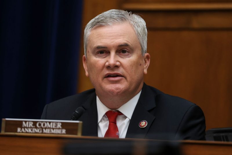 WASHINGTON, DC - 12. MAI: Das ranghöchste Mitglied des House Oversight and Reform Committee, James Comer, Republikaner, Kentucky, spricht während einer Anhörung des House Oversight and Reform Committee